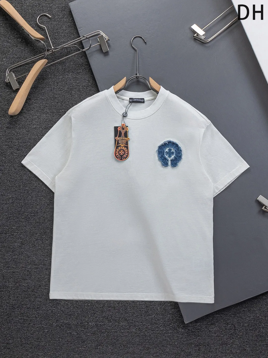 P190 Chrome Hearts CH Cross 26SS New product is hot at the same time💥 Early spring classic style Multiple craftsmanship Denim patch on the chest Horseshoe cross 🪡 Embroidery Large logo cross on the back Horseshoe denim patch Sanskrit ✝️🪡 Embroidery Round neck short-sleeved T-shirt, hot style, a style that both men and women like, same style for men and women, 100% chance of turning heads when wearing it! It’s all about being handsome. The designer’s classic sense is precisely grasped. The whole piece of clothing is heavy. Industrial washing process. Ready-made garments are dyed + sprayed for a horse effect. The double-wash process is very recognizable. It uses heavy washing to make it distressed. The edges of the patch are slightly rolled and naturally distressed. It has a three-dimensional sense of layering and a little damage. It is very visually lethal. It adheres to Kroxin's consistent rough style. The chest and back are large, and the horseshoe flower printed patch pattern is embroidered and decorated. It is also decorated with silver metal engraved distressed buttons. The classic elements full of brand recognition instantly enhance the overall sense of grade and specification. Its texture is quite high-end! The overall feeling is high-end, simple and elegant, with silver hardware accessories, a full set of customized accessories, and the pattern of the entire dress is all decorated with patchwork three-dimensional embroidery technology, which is the finishing touch of the entire dress. The design on the back is even more eye-catching! ! This full back is so cool, it’s full of design, and the overall upper body style highlights fashion and individuality. Wearing it together as a couple is even more popular on the street. I recommend the early autumn sweatshirt! ! The fabric is a unique 320g 100% cotton, which is skin-friendly, breathable, warm to the touch, has a strong texture, and has smooth lines. It can be called a back killer, which has very strict requirements on craftsmanship and cost. The smooth neckline, flat cuffs and hems, the stitches are large and tight, tight and orderly, and the details are perfect. The consistent OS version can be worn alone or layered. It is very casual, but very iconic! It is simply the flagship of high-end trendy brands and must be included in your wardrobe. It has the American fashion spirit of freedom and individuality, and is highly recognizable and stylized! Color: Black White Size: S-XL Size chart: S: Shoulder width 50-Bust 56-Length 70 M: Shoulder width 52-Bust 57-Length 72 L: Shoulder width 54-Bust 59-Length 74 XL: Shoulder width 56-Bust 62-Length 76